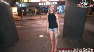 Zierliche blonde Schlampe bei einem Blind Date